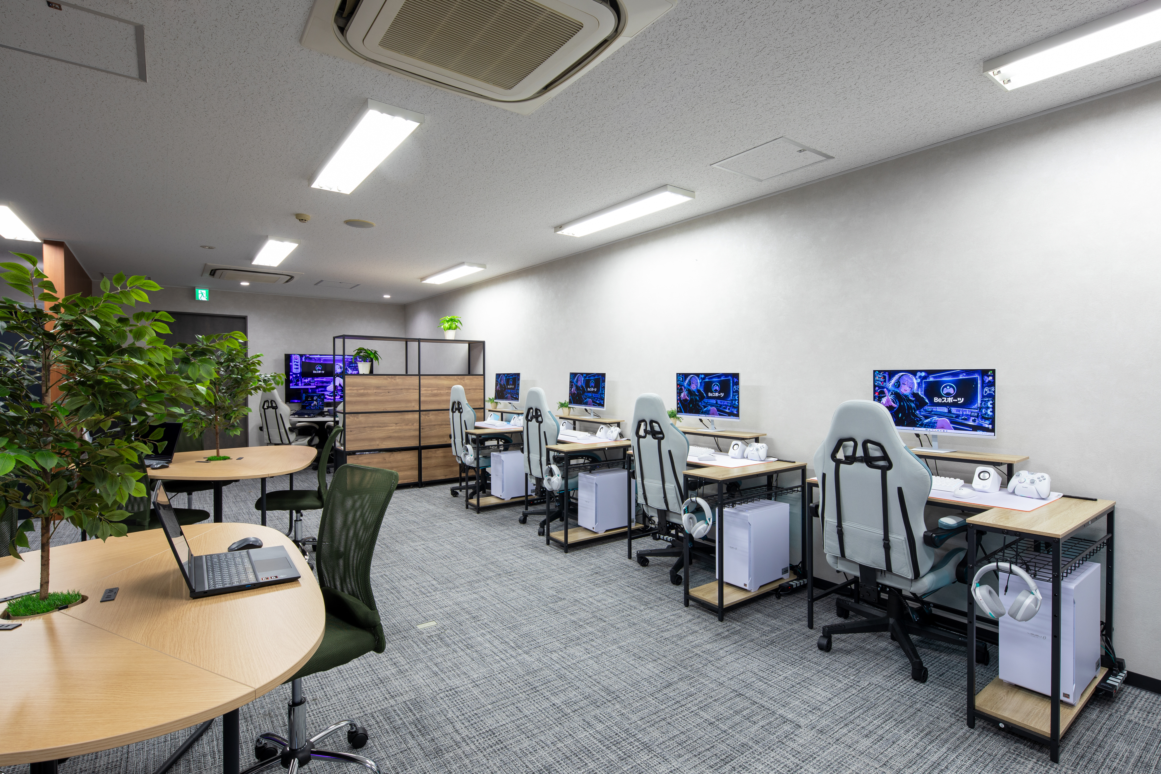 ホワイトを基調としたゲーミング・作業スペース